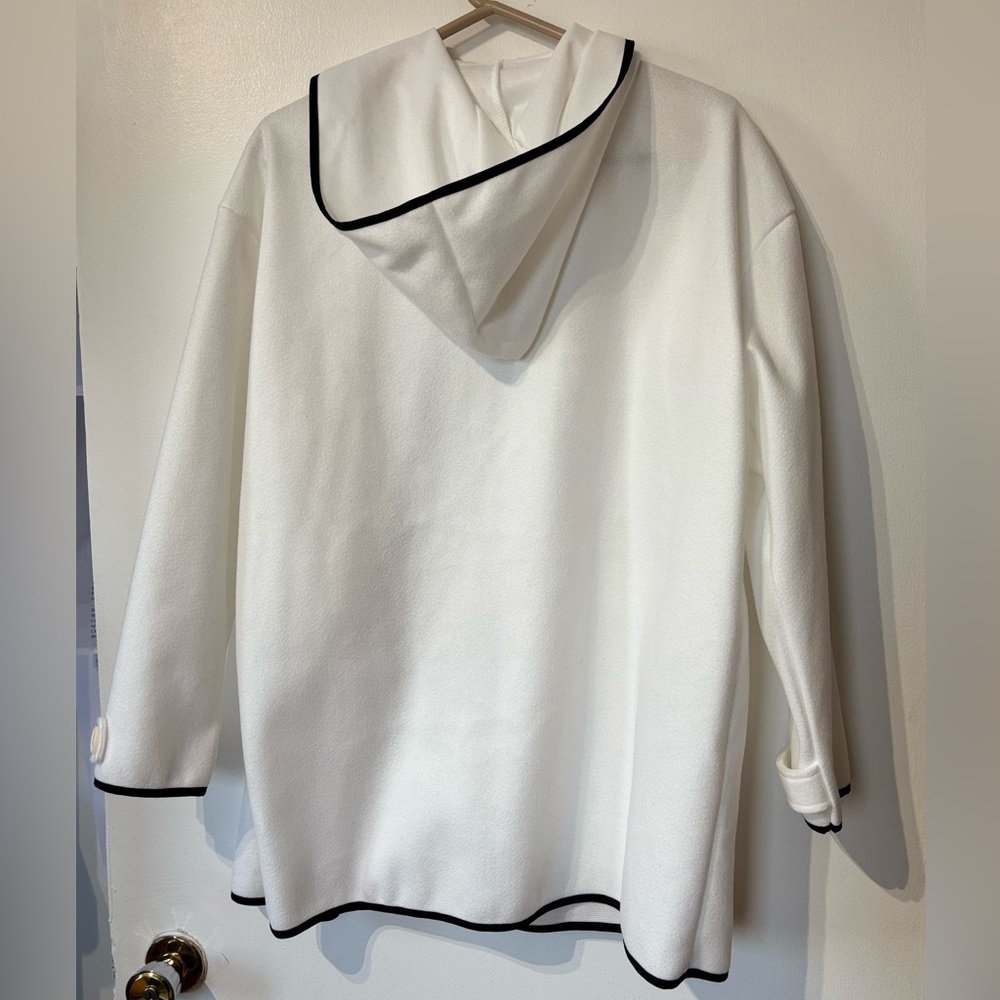 ❌SOLD Elegant White Women's Coat with Black Trim – Size L 🤍 - Picture 5 of 5